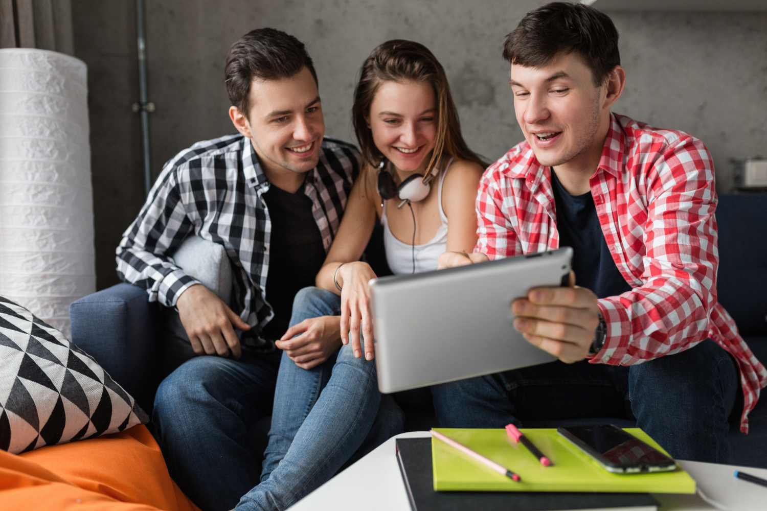 O cara mostra um tablet para os amigos