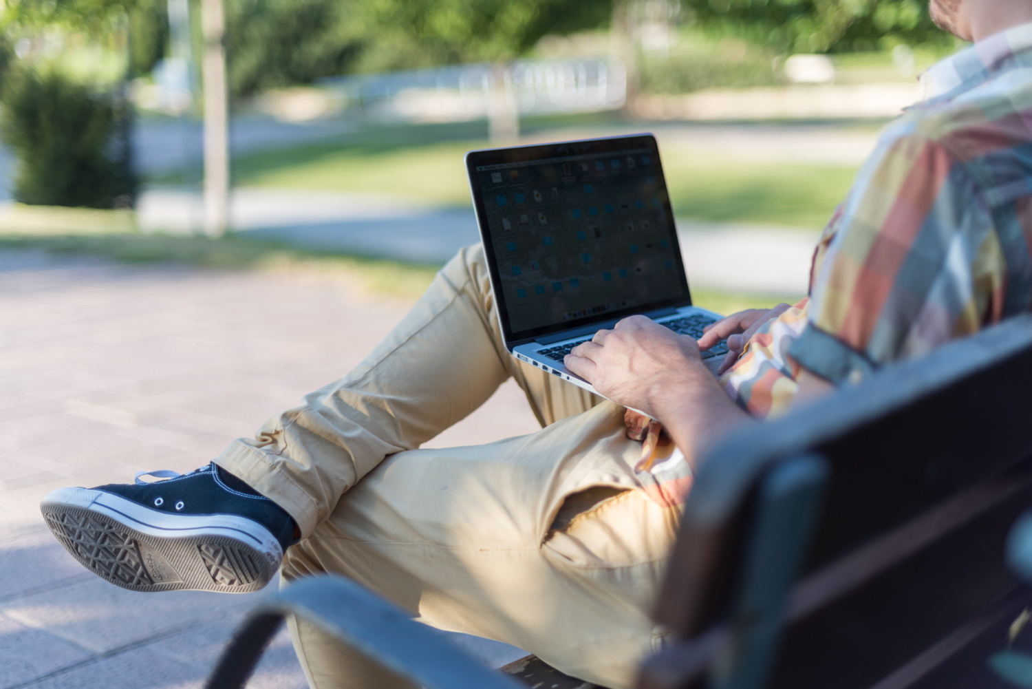 homem com laptop no banco