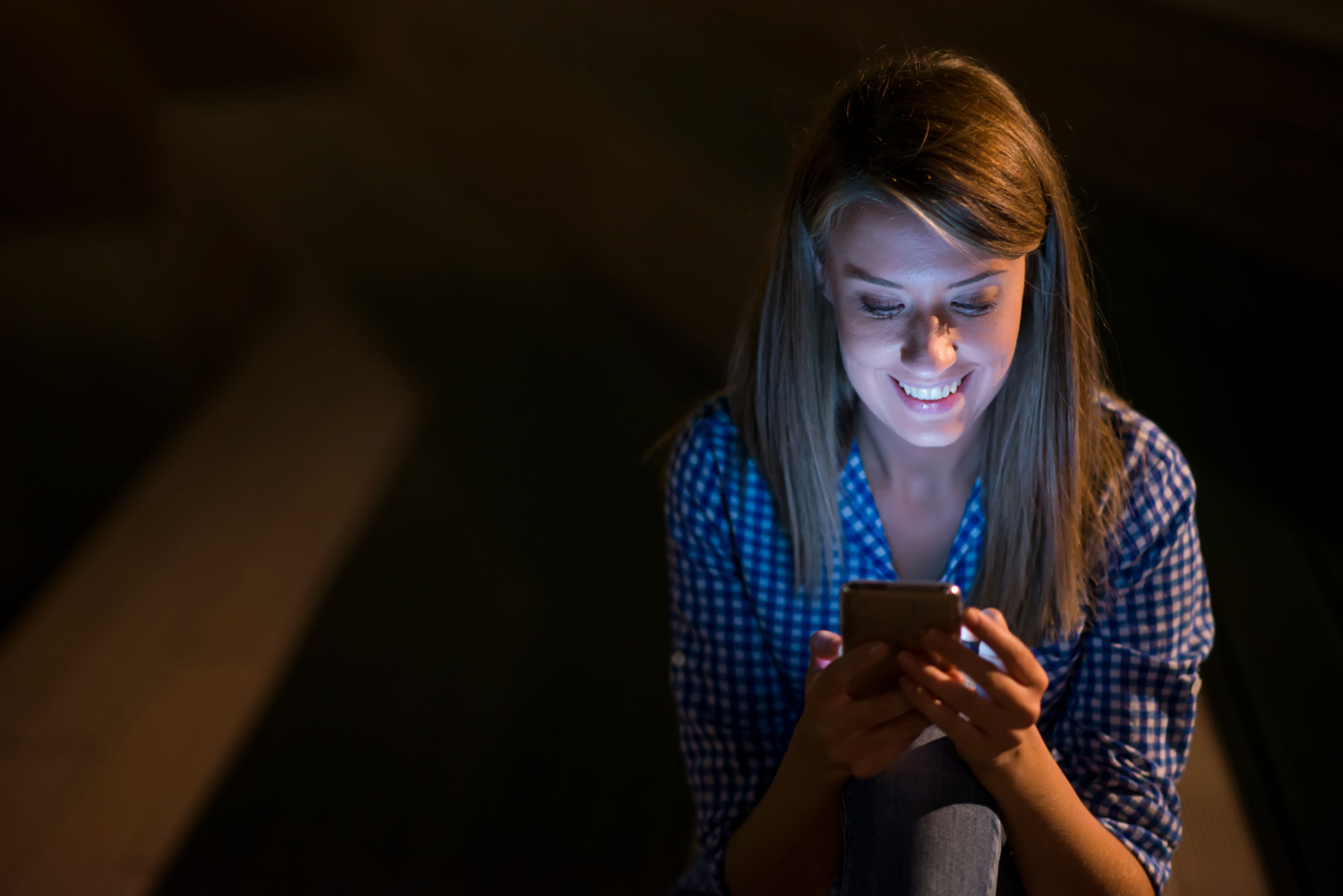 garota com smartphone